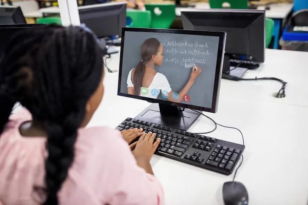 混血女学生通过电脑与女教师进行视频通话 在隔离隔离期间 在线教育在家中自我隔离 — 图库照片