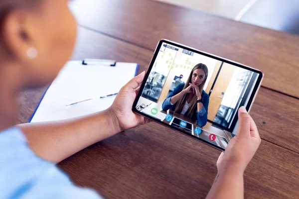 Femme Affaires Métisse Assise Bureau Utilisant Une Tablette Ayant Appel — Photo