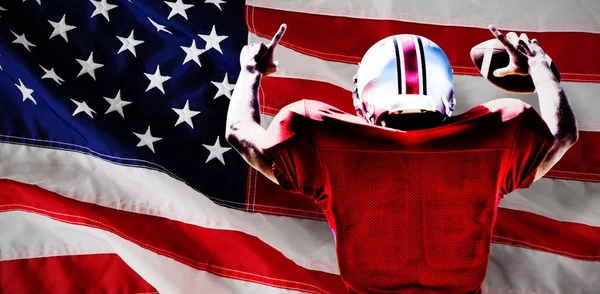 Amerikansk Fotbollsspelare Mot Närbild Amerikansk Flagga — Stockfoto