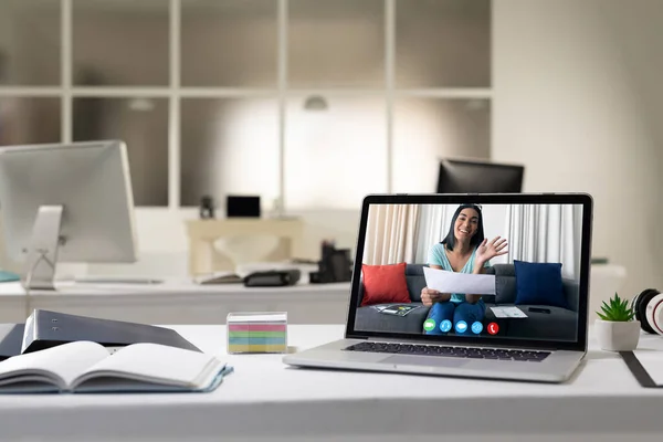 Laptop Számítógép Egy Videohívással Egy Üzletasszonytól Aki Asztalon Fekszik Modern — Stock Fotó