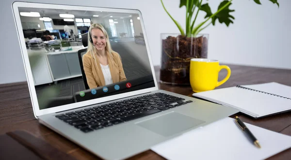 Fehér Üzleti Videóhívással Laptop Képernyőjén Asztalon Online Találkozó Karantén Lezárása — Stock Fotó