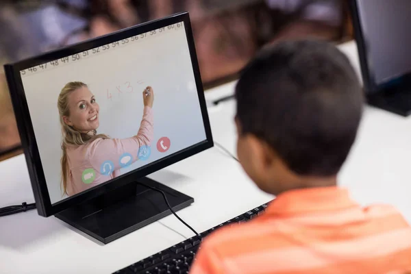Erkek Öğrenci Okulda Bilgisayar Öğretmeniyle Video Görüşmesi Yapıyor Uzak Öğrenim — Stok fotoğraf