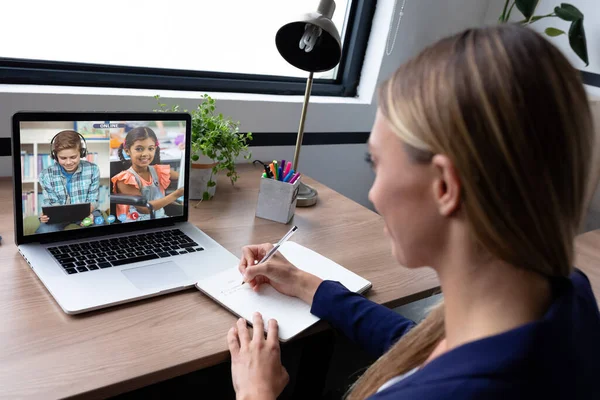 Female Teacher Giving Online Lesson Pupils Home Isolation Quarantine Lockdown — Stock Photo, Image