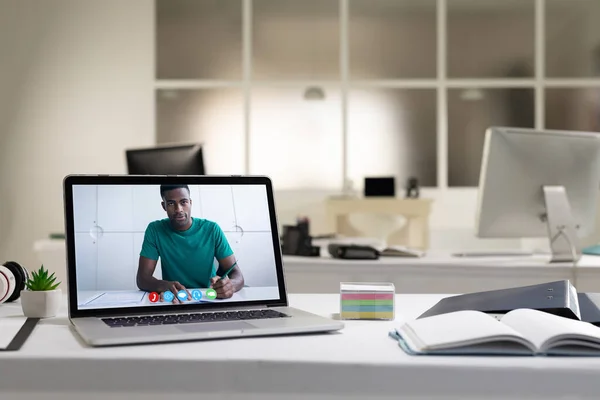 Африканский Американец Деловым Видео Звонком Экране Ноутбука Столе Онлайн Встреча — стоковое фото
