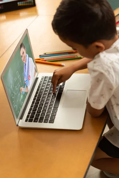 Männliche Schüler Führen Der Schule Ein Videogespräch Mit Einer Lehrerin — Stockfoto