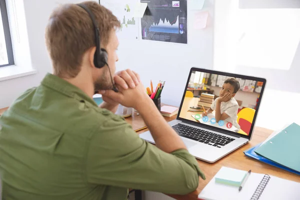 Kaukázusi Férfi Tanár Laptoppal Telefonfülhallgatóval Videóhívásra Iskolás Tanulással Otthonról Online — Stock Fotó