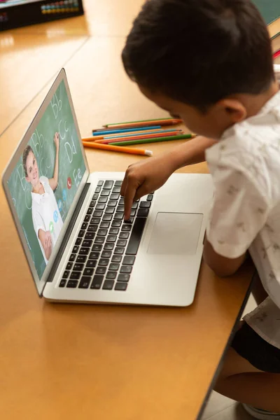 Erkek Öğrenci Evde Dizüstü Bilgisayarında Bayan Öğretmenle Video Görüşmesi Yapıyor — Stok fotoğraf