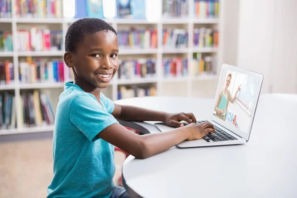 Porträt Eines Lächelnden Afrikanisch Amerikanischen Schuljungen Mit Laptop Auf Videoanruf — Stockfoto