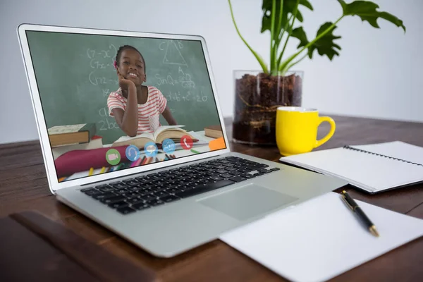 Afrikai Amerikai Iskoláslány Tanulás Jelenik Meg Laptop Képernyőjén Videóhívás Közben — Stock Fotó