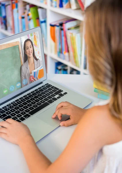 Beyaz Liseli Kız Bayan Öğretmenle Video Görüşmesinde Dizüstü Bilgisayar Kullanıyor — Stok fotoğraf