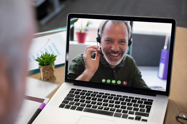 Усміхнений Кавказький Бізнесмен Відображається Екрані Ноутбука Під Час Офісного Відеодзвінка — стокове фото
