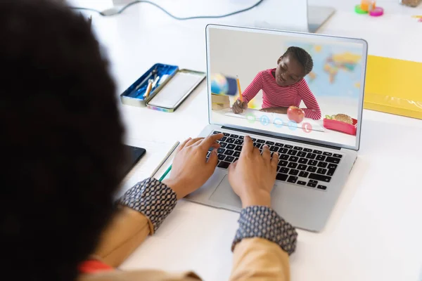 Vegyes Rasszista Tanárnő Laptoppal Videóhívás Közben Iskoláslánnyal Online Oktatás Amely — Stock Fotó