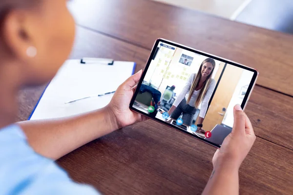 Femme Affaires Métisse Assise Bureau Utilisant Une Tablette Ayant Appel — Photo