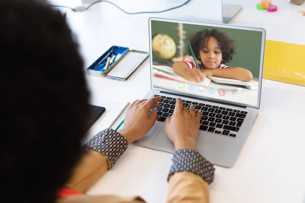 Enseignante Mixte Utilisant Ordinateur Portable Lors Appel Vidéo Avec Écolier — Photo