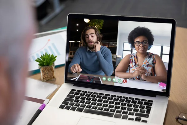Diverse Zakenmensen Weergegeven Laptop Scherm Tijdens Kantoorvideogesprek Sociale Afstand Communicatie — Stockfoto