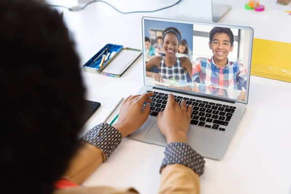 Vegyes Fajú Női Tanár Laptoppal Videóhívásra Iskolás Gyerekekkel Akik Otthonról — Stock Fotó