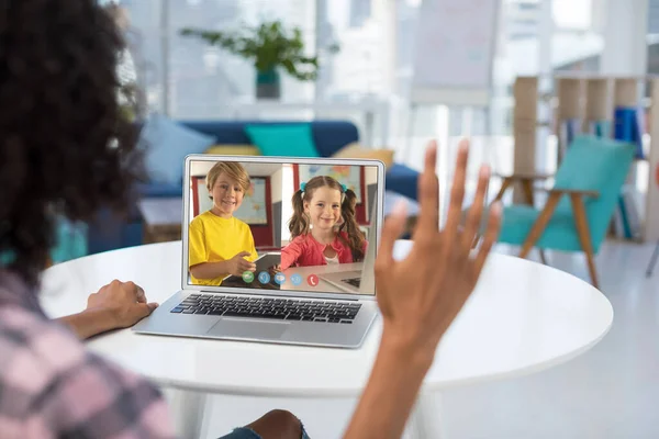 Insegnante Razza Mista Che Usa Computer Portatile Videochiamata Con Bambini — Foto Stock