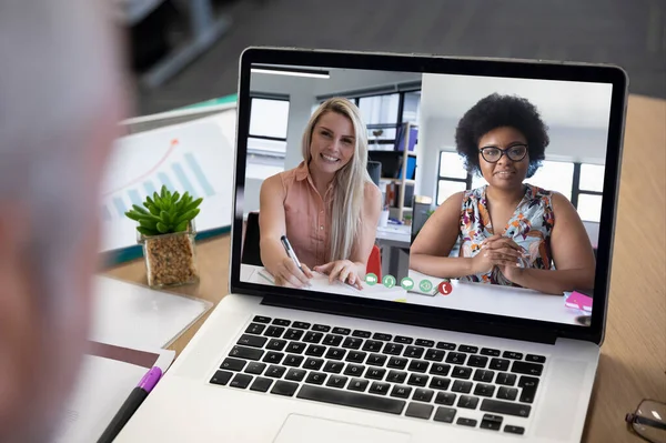 Diverse Zakenvrouwen Weergegeven Laptop Scherm Tijdens Kantoorvideogesprek Sociale Afstand Communicatie — Stockfoto