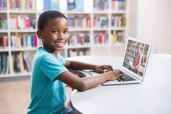 Πορτρέτο Του Χαμογελαστού Αφροαμερικανού Μαθητή Που Χρησιμοποιεί Φορητό Υπολογιστή Βιντεοκλήση — Φωτογραφία Αρχείου