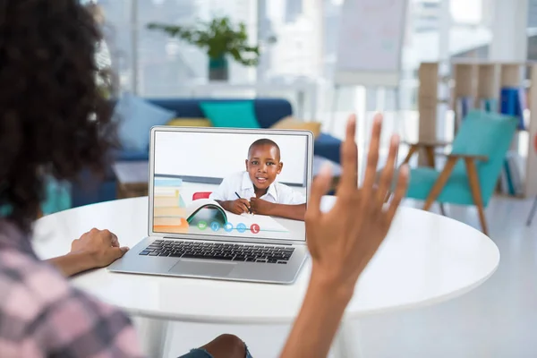 Vegyes Rasszista Tanárnő Laptoppal Integetve Videóhíváson Iskolás Fiúval Online Oktatás — Stock Fotó
