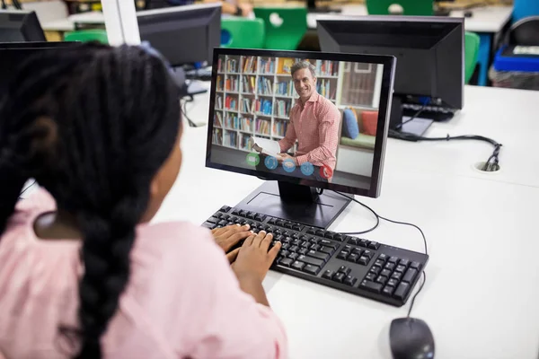 Écolière Mixte Utilisant Ordinateur Sur Appel Vidéo Avec Professeur Masculin — Photo