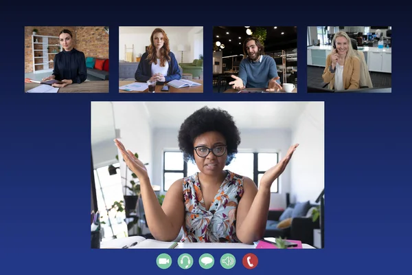 ビデオ通話中にコンピュータ画面に手を振る多様なビジネス女性やビジネスマン Covid 19パンデミックの間の社会的距離通信技術の職場 — ストック写真
