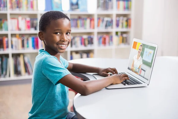 Porträt Eines Männlichen Afrikanisch Amerikanischen Studenten Der Der Bibliothek Einen — Stockfoto