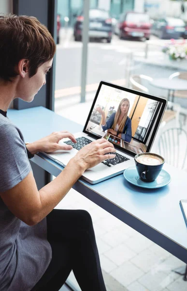 Affärskvinna Med Kopp Kaffe När Använder Laptop Kontoret — Stockfoto