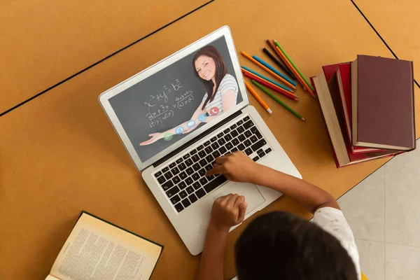 Widok Mężczyznę Który Rozmawia Nauczycielką Laptopie Szkole Koncepcja Kształcenia Online — Zdjęcie stockowe