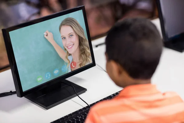 Écolier Mixte Utilisant Ordinateur Sur Appel Vidéo Avec Une Enseignante — Photo