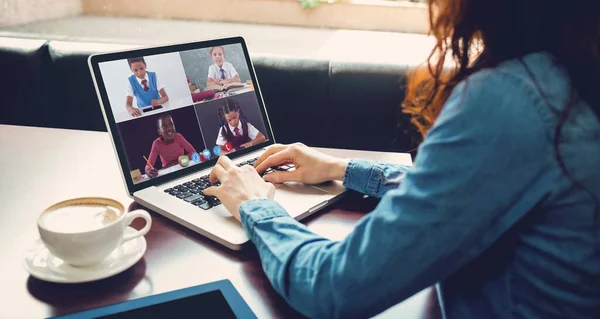 Blanke Vrouwelijke Leraar Geeft Online Les Aan Leerlingen Thuis Geïsoleerd — Stockfoto