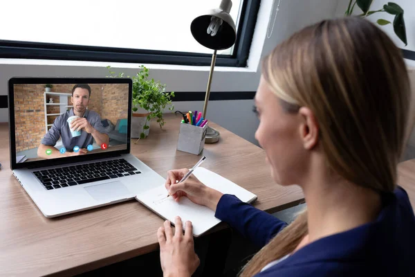 Mulher Negócios Sentada Mesa Usando Computador Com Videochamada Reunião Online — Fotografia de Stock