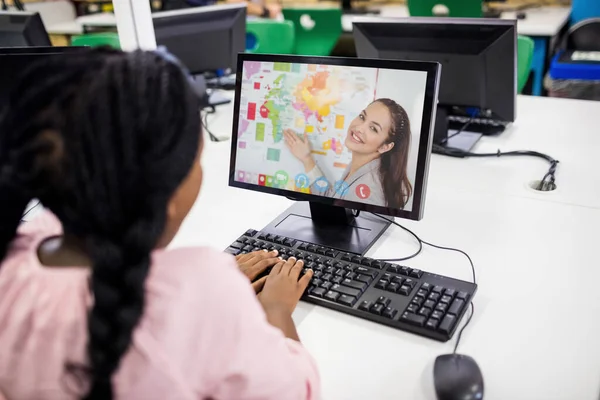 在学校 女学生在计算机上与女教师进行视频通话 远程学习在线教育概念 — 图库照片