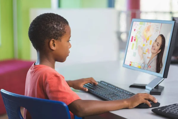 Afrikanisch Amerikanischer Student Bei Einem Videoanruf Mit Einer Lehrerin Computer — Stockfoto