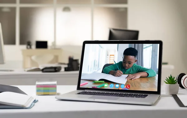 Afrikai Amerikai Fiú Videóhívással Laptop Képernyőjén Asztalon Online Találkozó Karantén — Stock Fotó