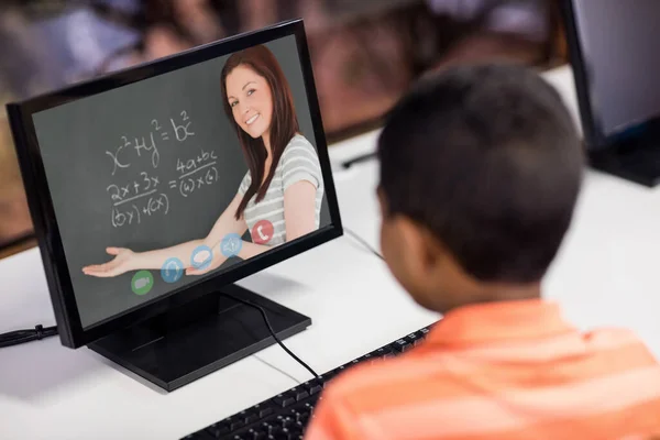 Schüler Mit Gemischter Rasse Mit Computer Auf Videoanruf Mit Lehrerin — Stockfoto