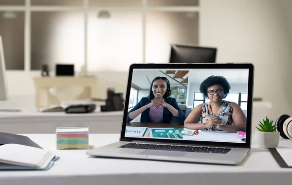 Женщины Бизнесмены Получают Видеозвонок Экране Ноутбука Столе Онлайн Встреча Работа — стоковое фото