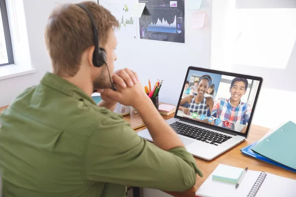 Férfi Tanár Fülhallgatót Visel Videóhívást Folytat Férfi Női Tanulóval Laptopon — Stock Fotó