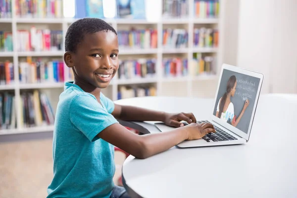 Porträt Eines Lächelnden Afrikanisch Amerikanischen Schuljungen Mit Laptop Auf Videoanruf — Stockfoto
