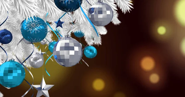 Bild Von Christbaumkugeln Auf Weihnachtsbaum Über Lichter Auf Schwarzem Hintergrund — Stockfoto