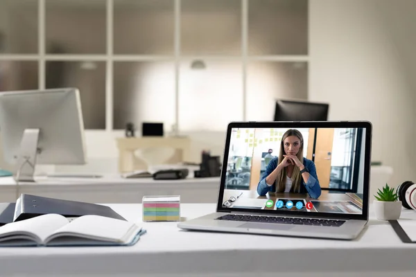 Kaukasische Frau Mit Geschäftlichen Videoanrufen Auf Dem Bildschirm Des Laptops — Stockfoto