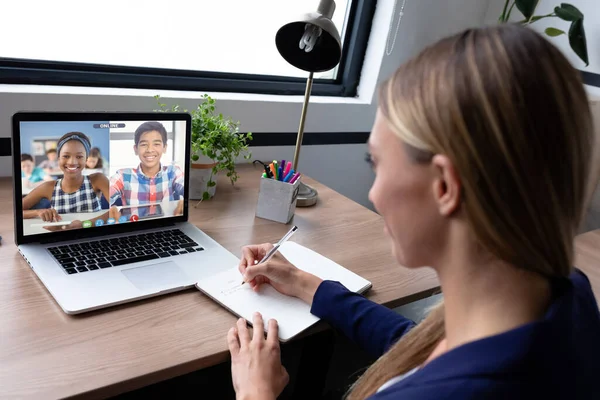 Белая Деловая Женщина Сидящая Столом Используя Ноутбук Видеозвонком Работа Современном — стоковое фото