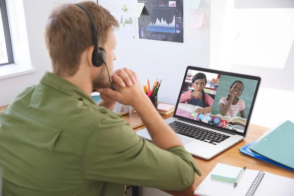 Fehér Férfi Tanár Számítógépet Telefonfülhallgatót Használ Videohíváson Iskolás Lányokkal Online — Stock Fotó