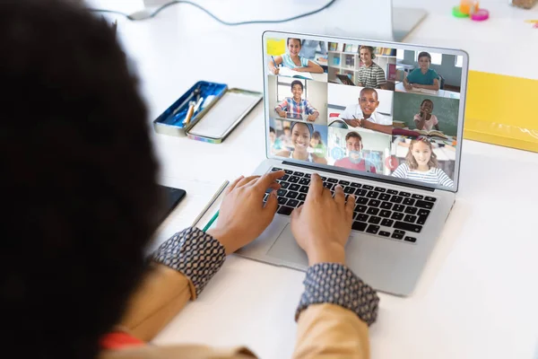 Vegyes Fajú Női Tanár Laptoppal Videóhívásra Iskolás Gyerekekkel Akik Otthonról — Stock Fotó