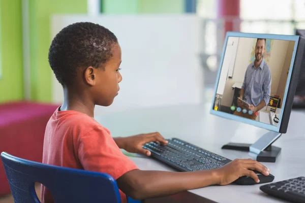 Afrikanisch Amerikanischer Schüler Mit Einem Computer Auf Videoanruf Mit Einem — Stockfoto