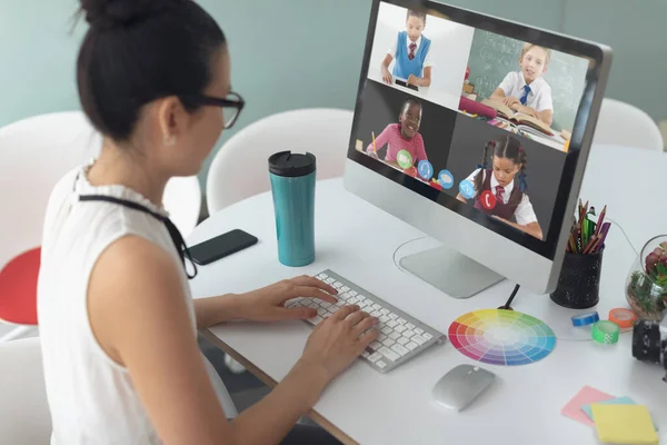 Enseignante Ayant Une Vidéoconférence Avec Plusieurs Élèves Sur Ordinateur Maison — Photo