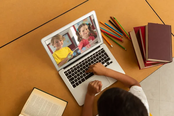 Bovenaanzicht Van Een Mannelijke Student Die Een Videoconferentie Heeft Met — Stockfoto