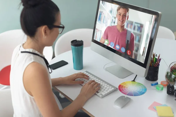 Professeure Caucasienne Ayant Appel Vidéo Avec Étudiant Masculin Sur Ordinateur — Photo