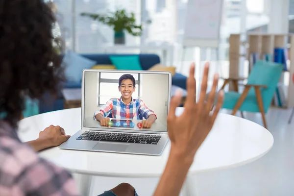 Vegyes Fajú Női Tanár Laptoppal Videóhívásra Iskolás Tanulással Otthonról Online — Stock Fotó