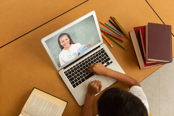 Estudante Raça Mista Usando Laptop Videochamada Com Professora Educação Line — Fotografia de Stock